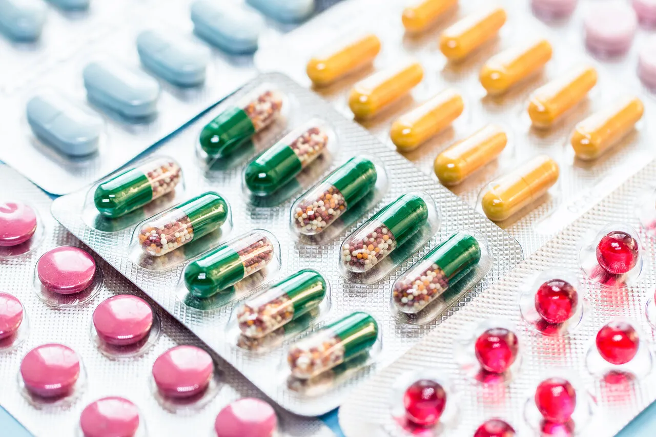 Kolorowe kapsułki i tabletki